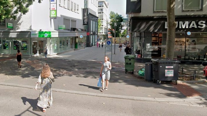 Blick in die Fußgängerzone Lange Straße Richtung der querenden Königstraße und der Neue Brücke gegenüber. In diesem Bereich wollte die 27-Jährige überfallen worden sein.
