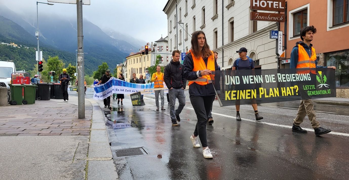 Auch am Montag setzte die "Letzte Generation" ihren Klima-Protest in Österreich fort. Dieses Mal protestierten sie in Innsbruck.