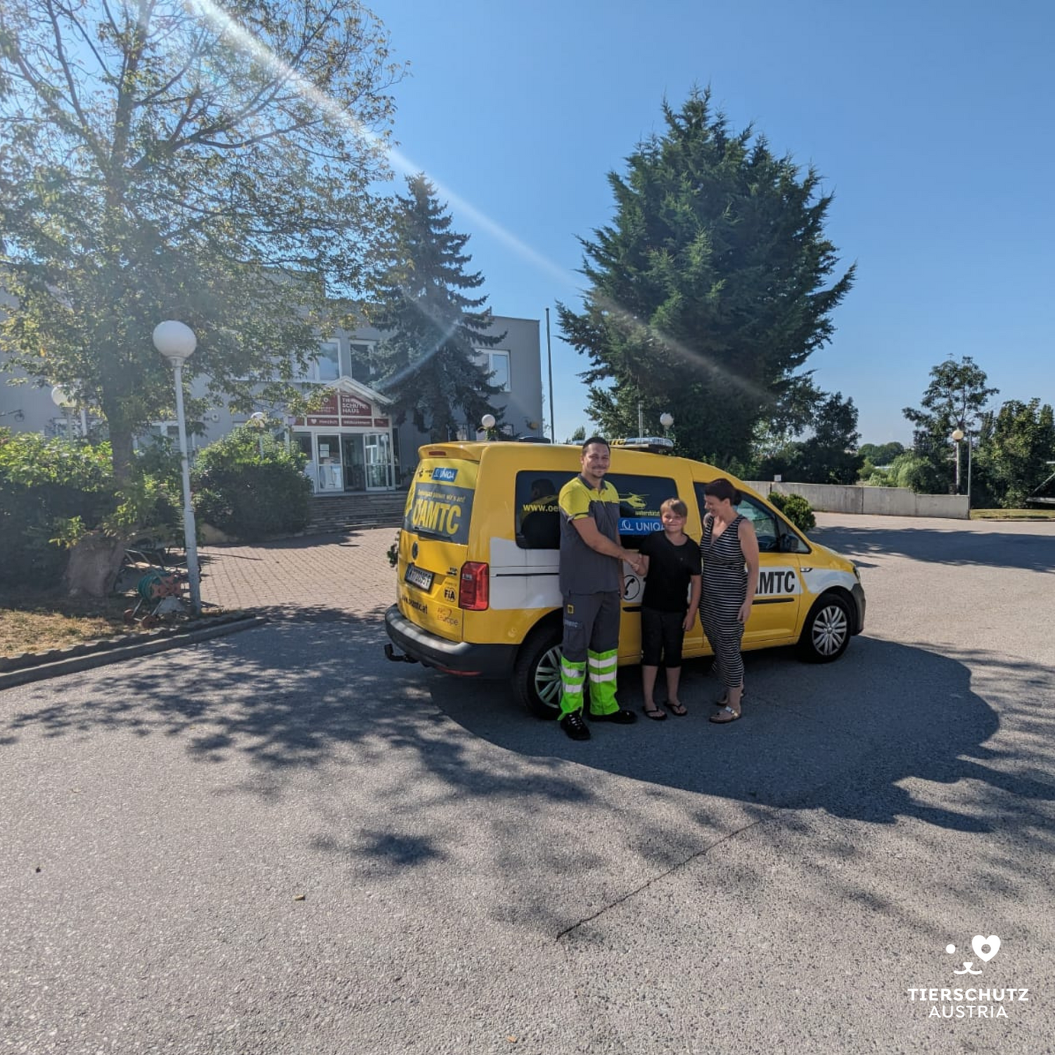Hier konnte sich die Besitzerin von dem beherzten ÖAMTC-Techniker bedanken, nachdem das Katerchen alles überstanden hatte.