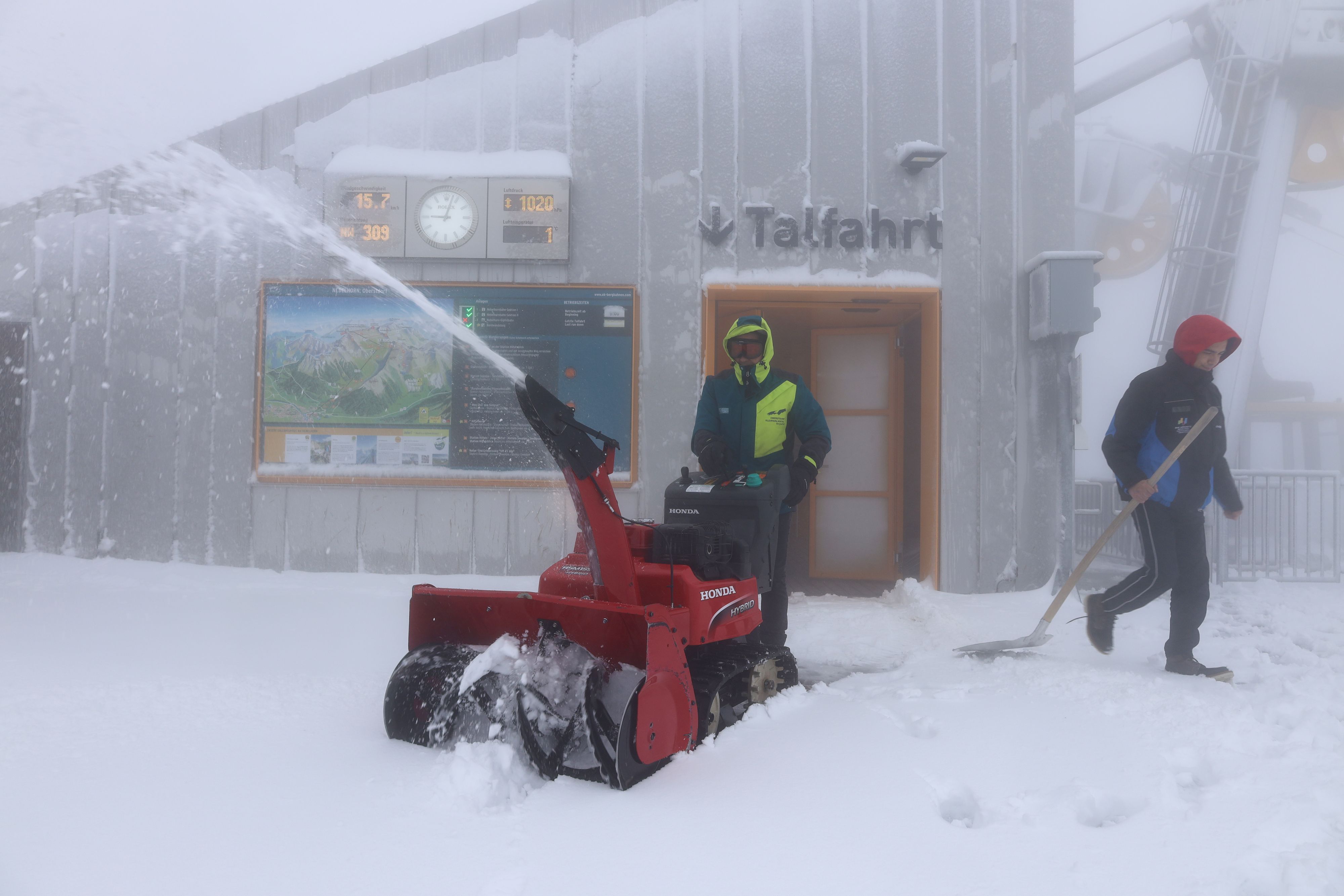 Am Nebelhorn (2.224 m) kurz hinter der Grenze zu Deutschland mussten sogar die Schneefräsen ausgepackt werden.