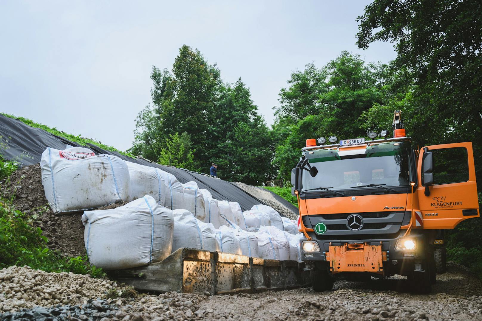 Feuerwehr und Bundesheer sichern die Treimischen Teiche.