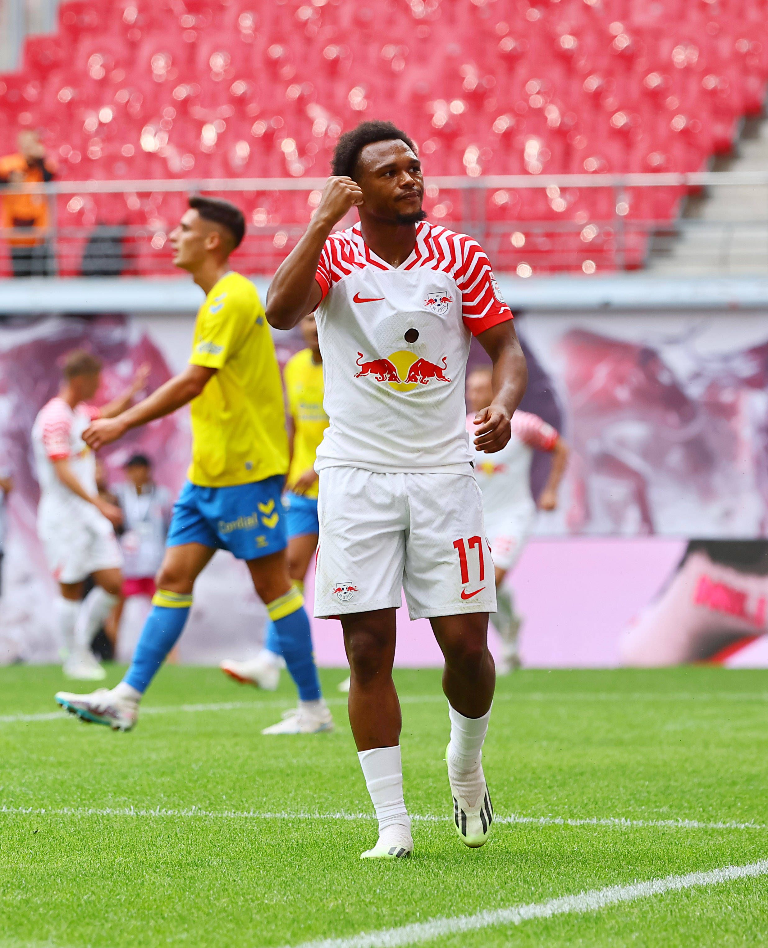 Lois Openda mit schwarzem Loch auf Brusthöhe.