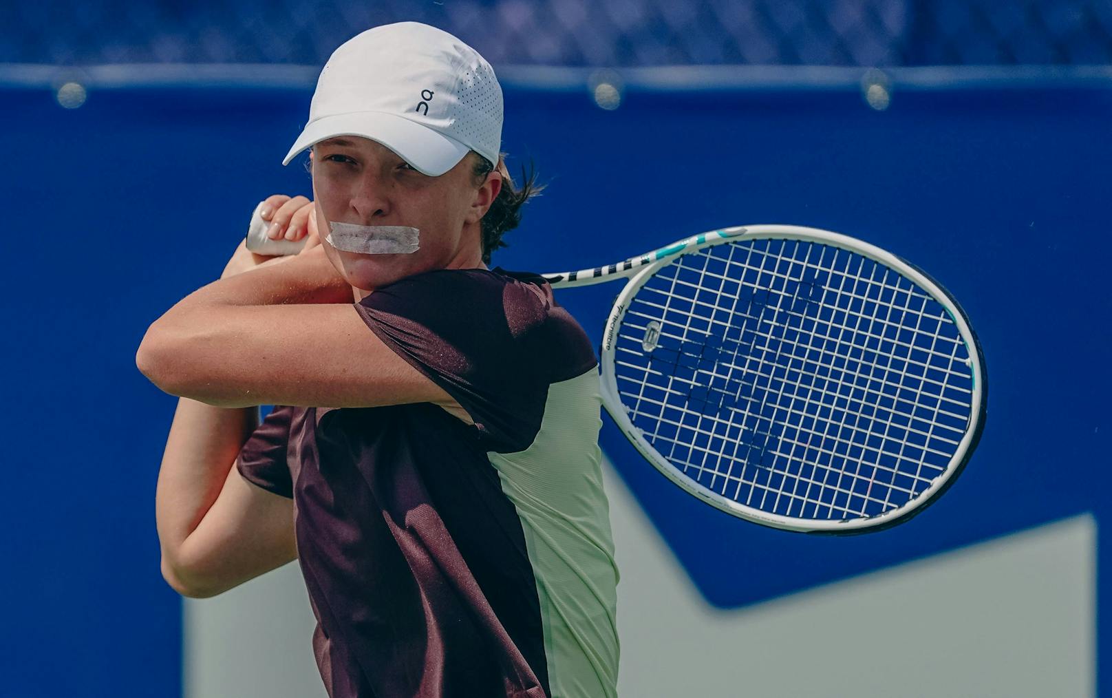 Nummer 1 der Tennis-Welt trainiert mit zugeklebtem Mund