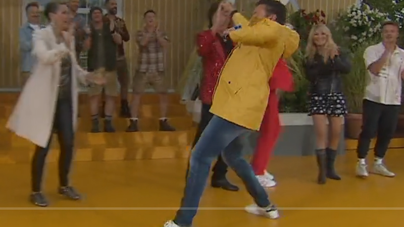 Schrecksekunde in der Live-Show: Abgeklatscht mit Olaf der Flipper, da ist es passiert: Stefan Mross gerät auf der "Immer wieder sonntags"-Bühne ins Schlittern ...
