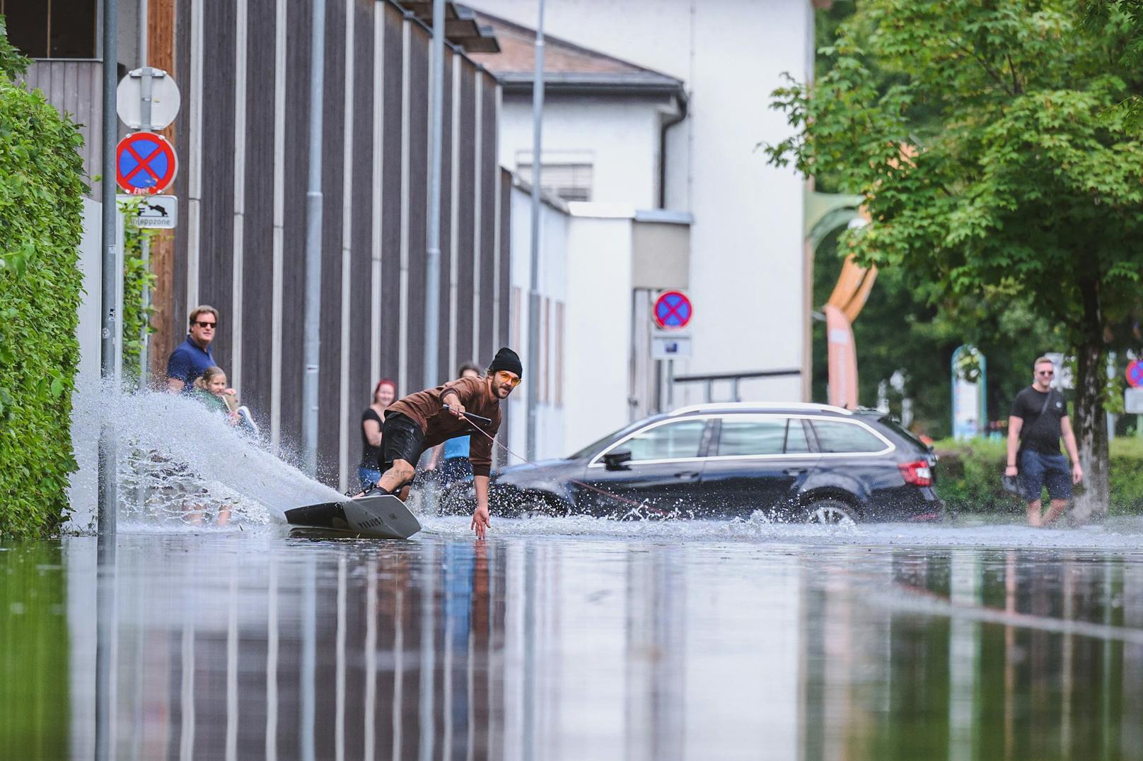 Wakeboarder auf einer überfluteten Straße beim Strandbad Klagenfurt