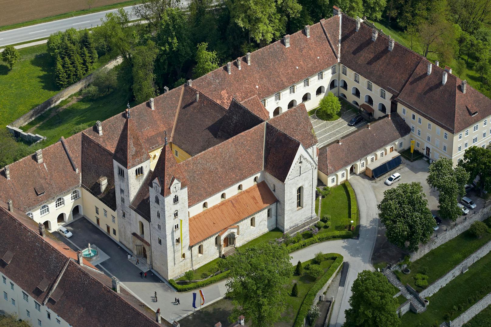 Das Benediktinerstift St. Paul im Lavanttal ist nach den Sintflut-Unwettern von Hangrutschungen bedroht.