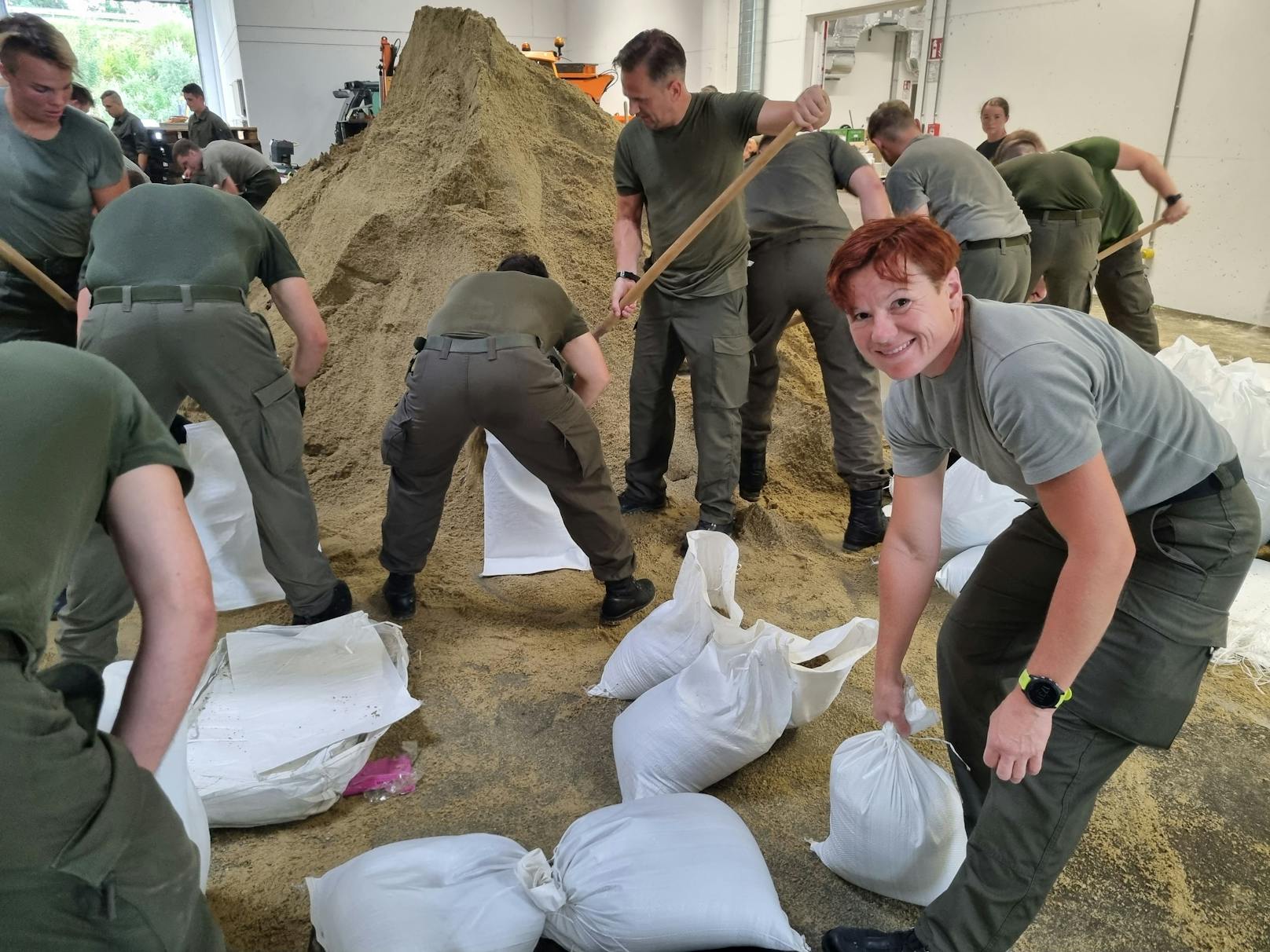 Soldatinnen und Soldaten des Jägerbataillon 19 befüllen Sandsäcke in der Güssinger Montecuccoli-Kaserne, die später ein Pflegeheim in Güssing gegen Hochwasser sichern werden.