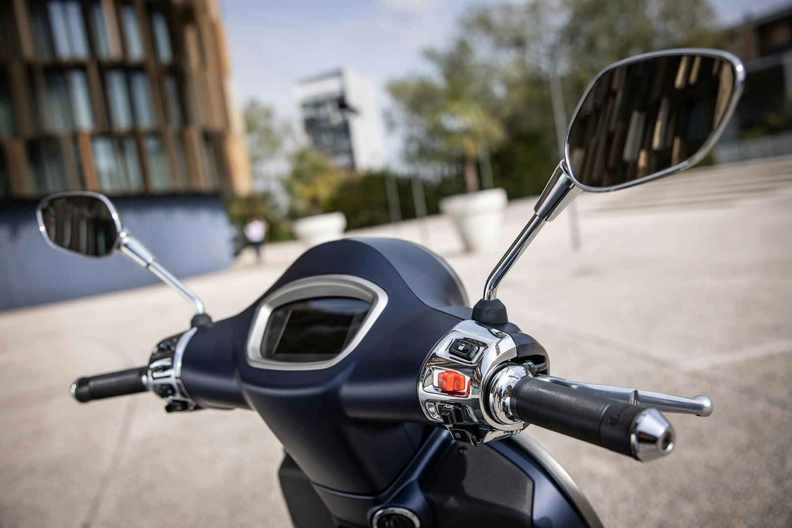 Die Vespa GTS gibt es mit 125 und mit 300 ccm, jeweils in vier Ausführungsvarianten. Startpreis: 5.999,00 Euro. Das Spitzenmodell, die Vespa GTS 300 SuperTech hpe, kommt auf 7.499,00 Euro.