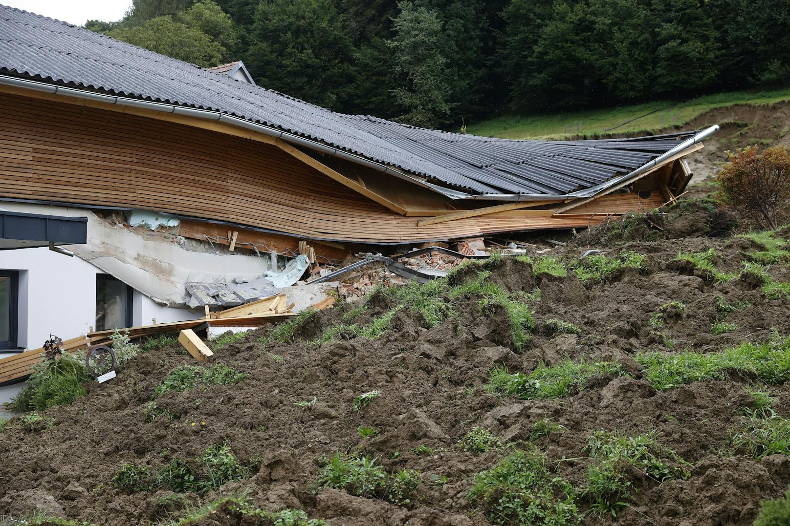 Verwüstungen durch den Hangrutschung im Ortszentrum von St. Johann im Saggautal im Bezirk Leibnitz