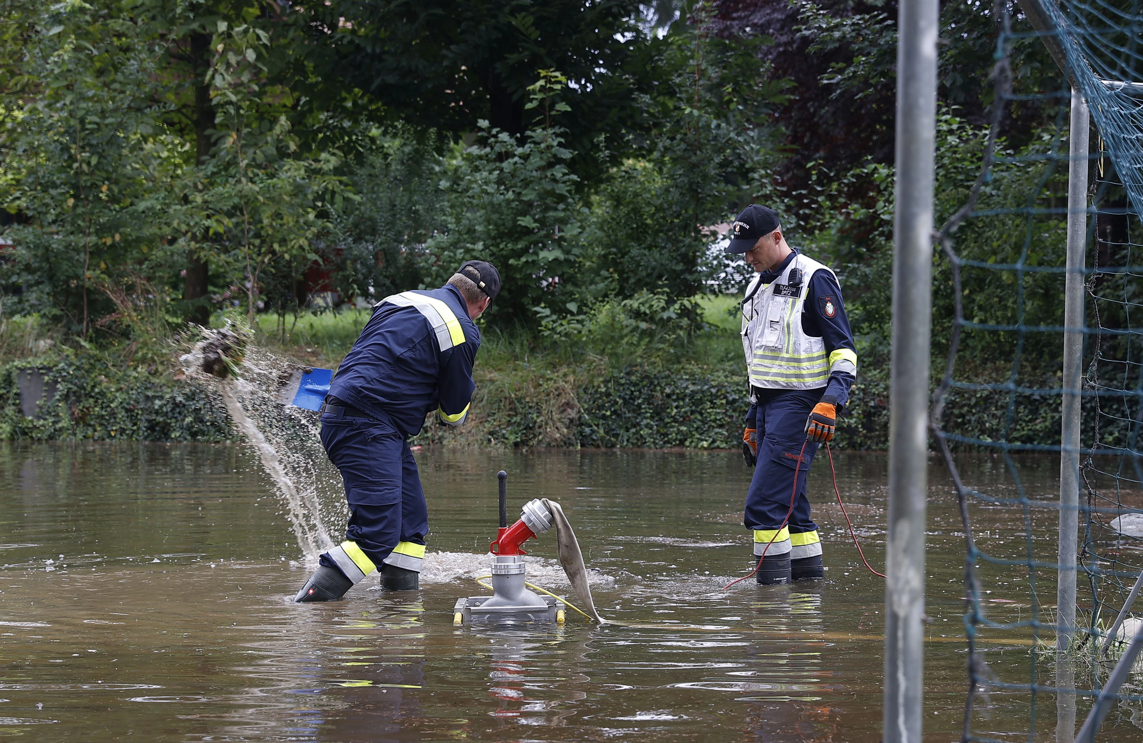 Feuerwehrleute bei Aufräumarbeiten in Mureck