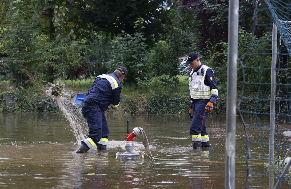 Feuerwehrleute bei Aufräumarbeiten in Mureck. Symbolbild. 