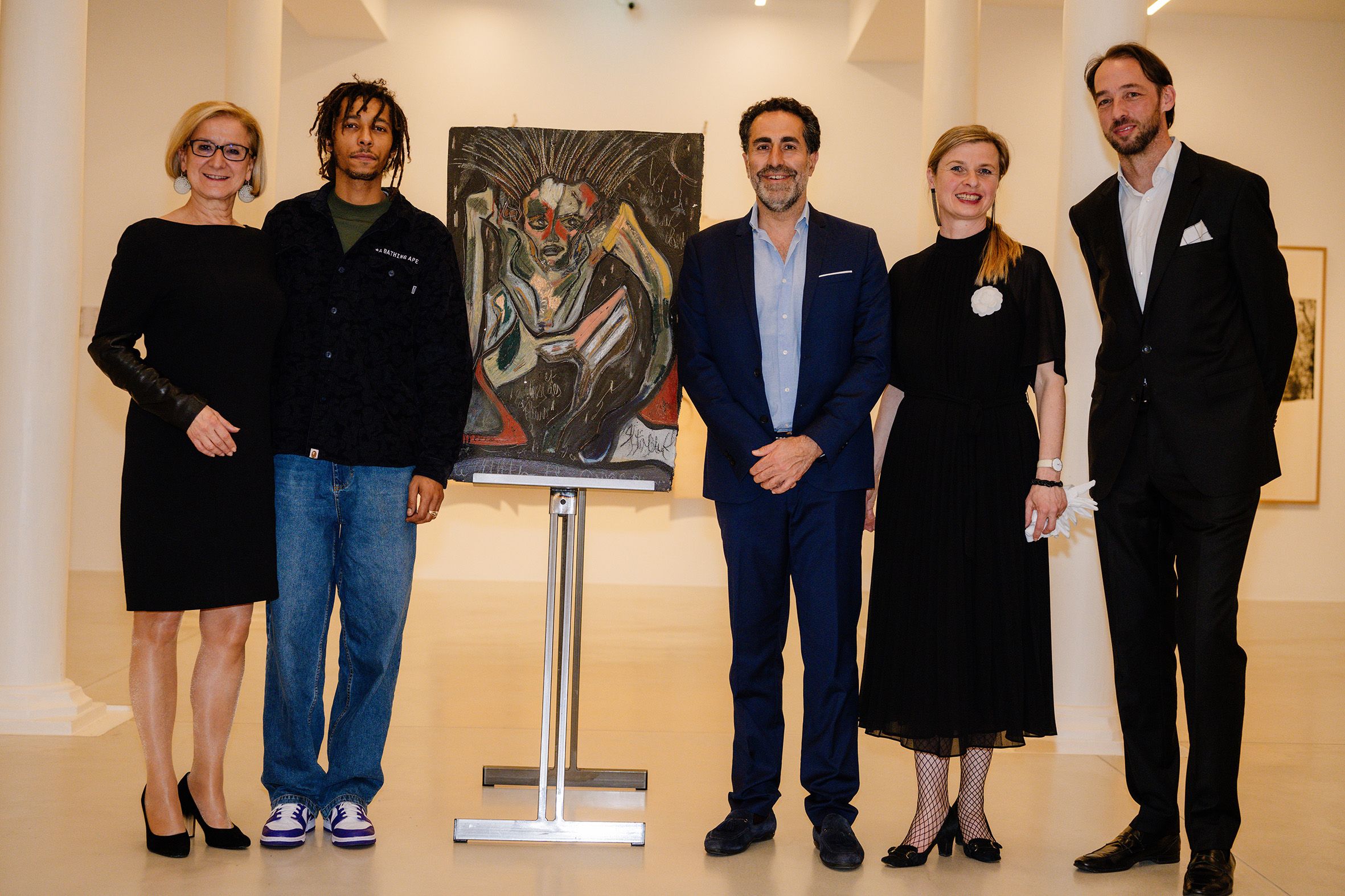 Johanna Mikl-Leitner, Künstler Alexandre Diop, Kunstsammler Amir Shariat, Julia Flunger-Schulz (Geschäftsführerin Kunstmeile Krems), Florian Steininger (Direktor Kunsthalle Krems, v.l.), in der Mitte die Schenkung