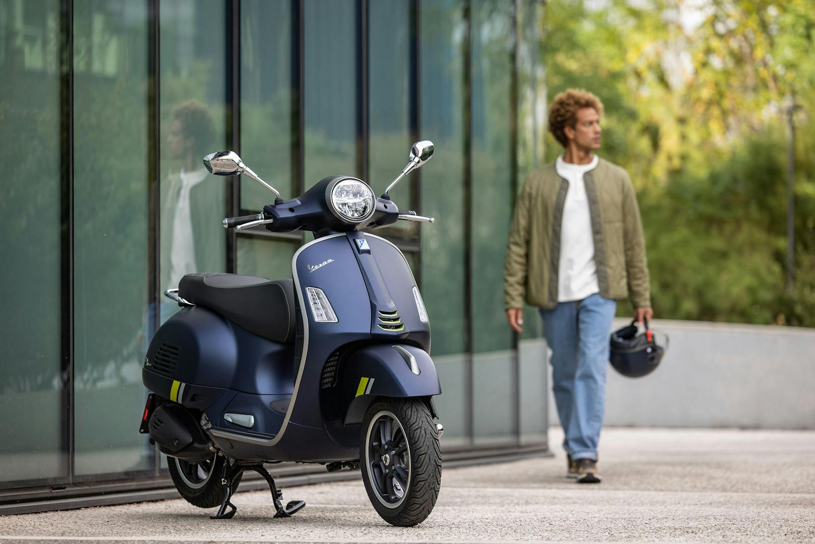 Die Vespa GTS gibt es mit 125 und mit 300 ccm, jeweils in vier Ausführungsvarianten. Startpreis: 5.999,00 Euro. Das Spitzenmodell, die Vespa GTS 300 SuperTech hpe, kommt auf 7.499,00 Euro.