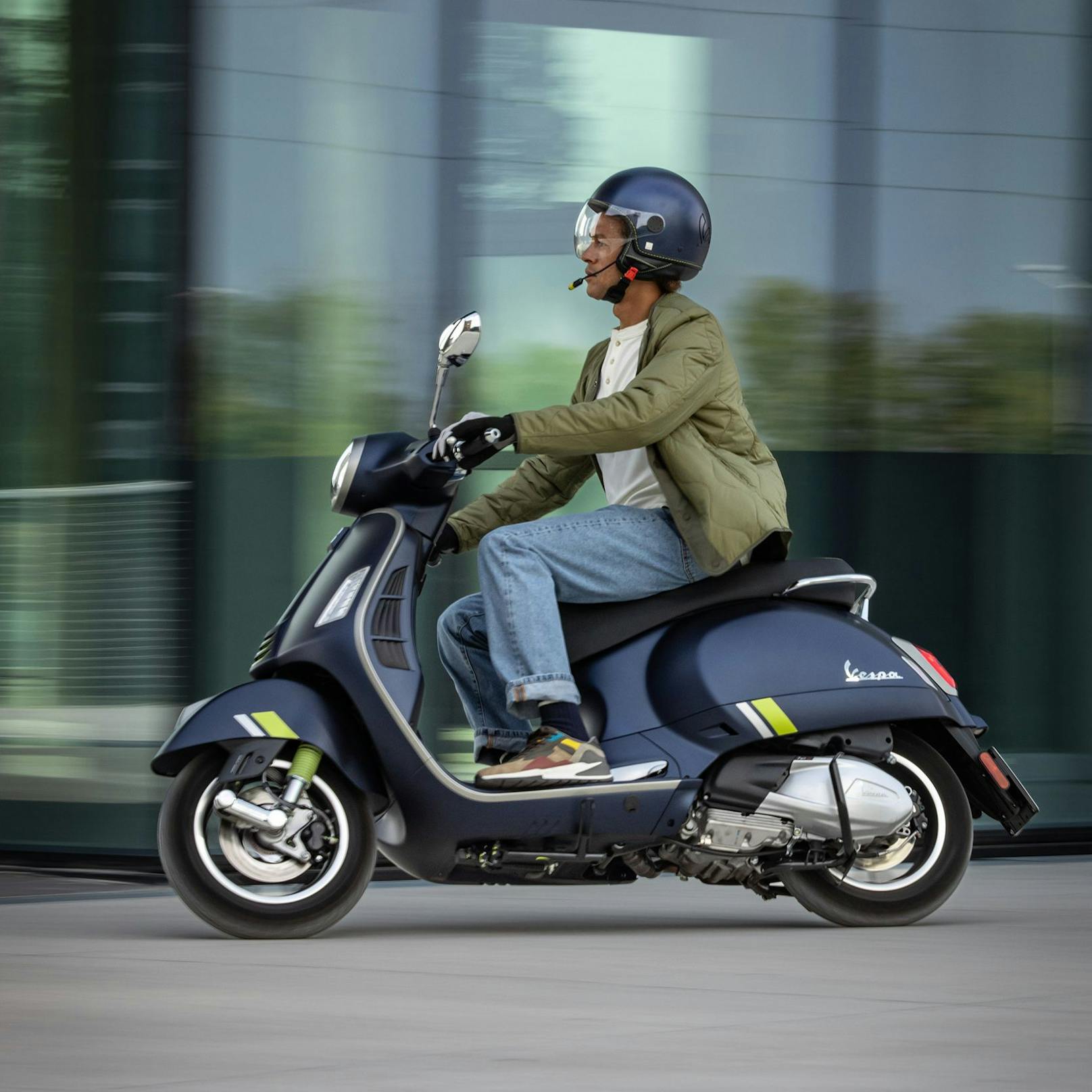 Die Vespa GTS gibt es mit 125 und mit 300 ccm, jeweils in vier Ausführungsvarianten. Startpreis: 5.999,00 Euro. Das Spitzenmodell, die Vespa GTS 300 SuperTech hpe, kommt auf 7.499,00 Euro.