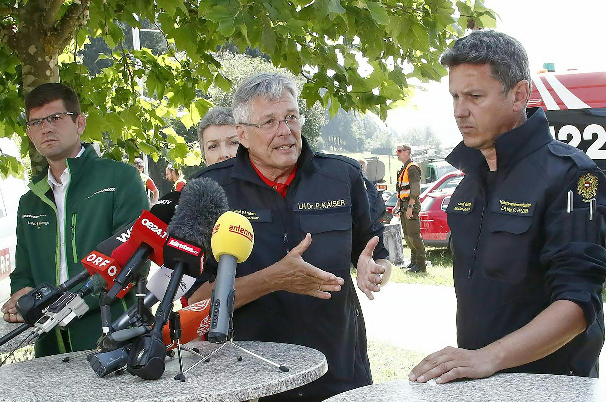 Landeshauptmann Peter Kaiser (m.) und Katastrophenschutzreferent Daniel Fellner (r.) während einer Pressekonferenz in Folge eines Unwetter-Ereignisses am 30. Juni 2022. Archivbild.