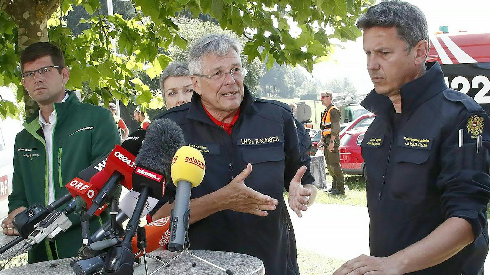Landeshauptmann Peter Kaiser (m.) und Katastrophenschutzreferent Daniel Fellner (r.) während einer Pressekonferenz in Folge eines Unwetter-Ereignisses am 30. Juni 2022. Archivbild.