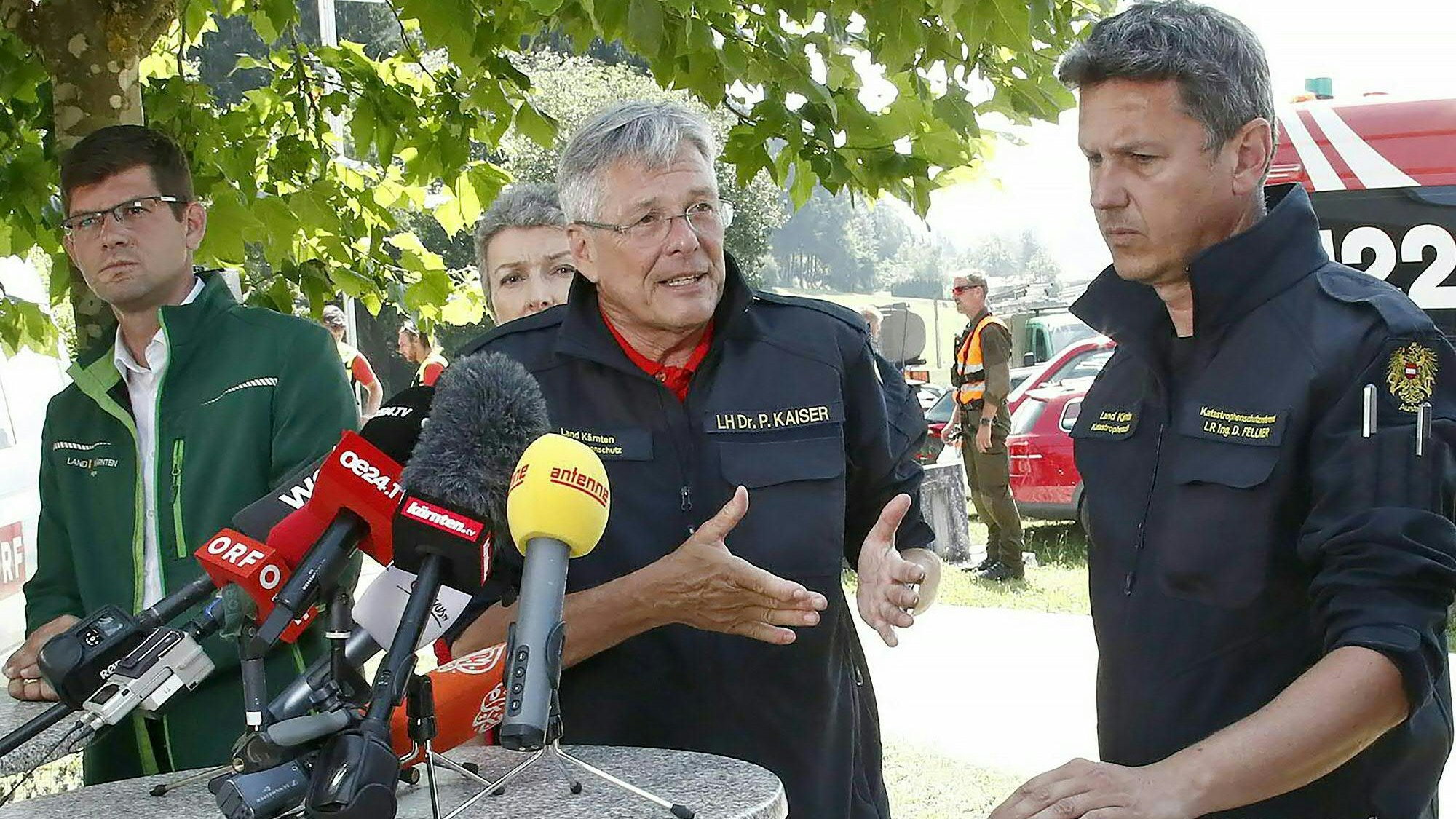 Landeshauptmann Peter Kaiser (m.) und Katastrophenschutzreferent Daniel Fellner während einer Pressekonferenz in Folge eines Unwetter-Ereignisses am 30. Juni 2022. Archivbild.