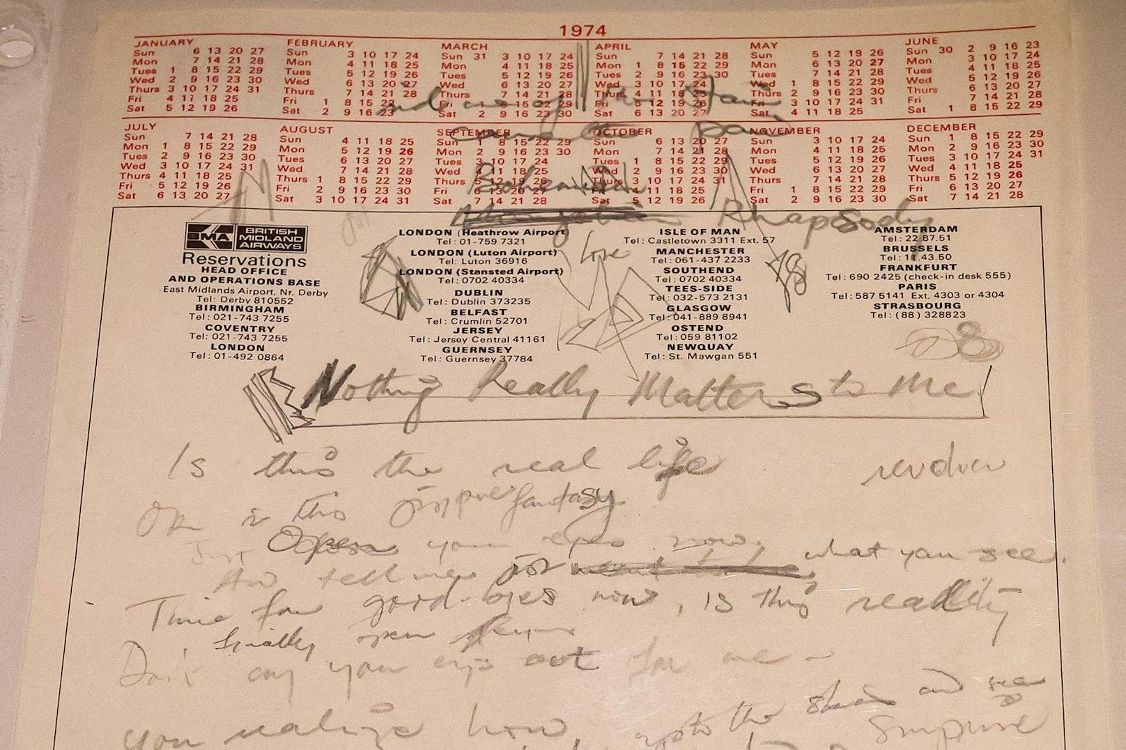Ein Manuskript des Songtextes von "Bohemian Rhapsody" wird während der "Freddie Mercury"-Ausstellung gezeigt.