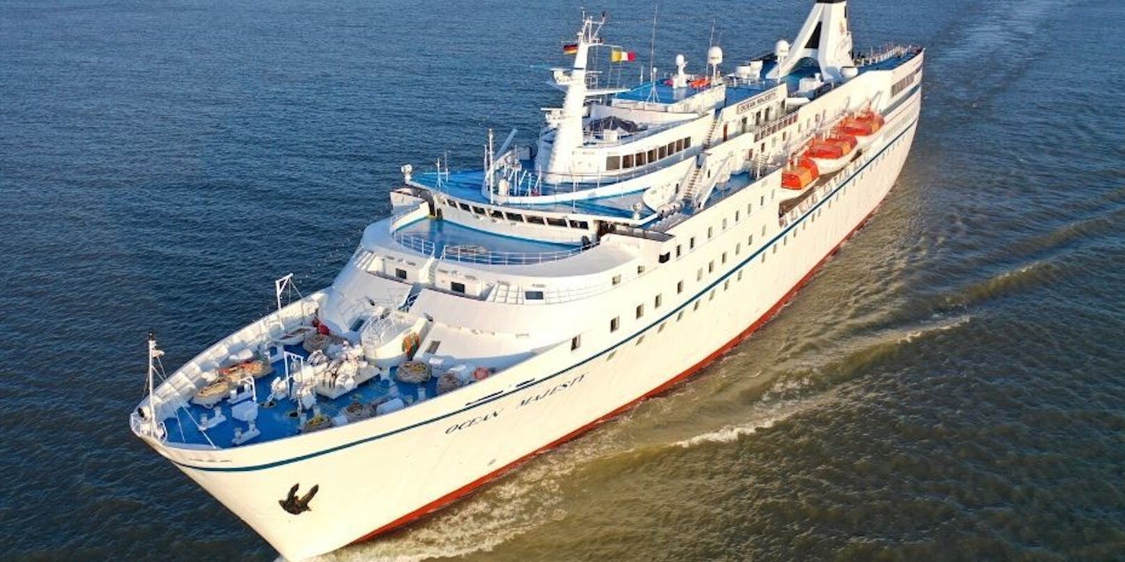 Die "Ocean Majesty" geht fix vor Anker.