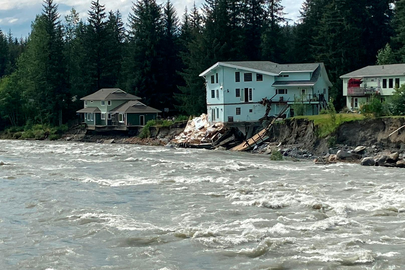 In Juneau, der Hauptstadt Alaskas, wurden durch Hochwasser mindestens zwei Gebäude zerstört.