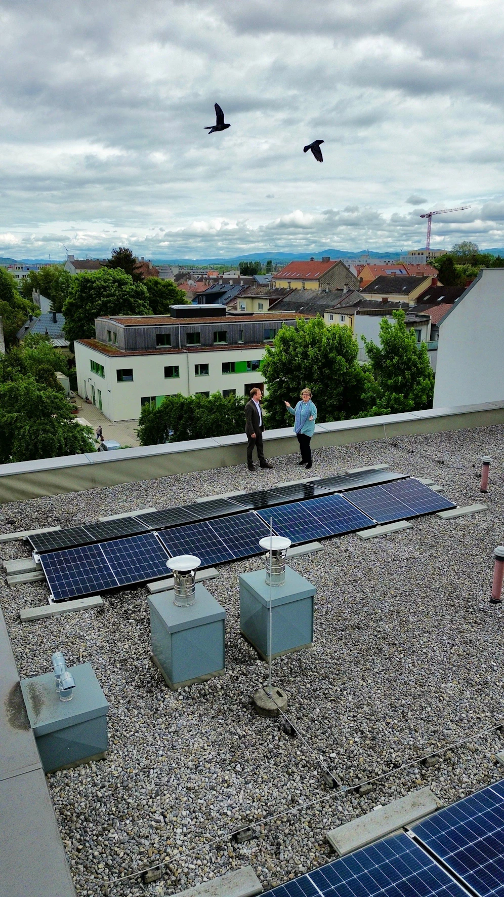 Photovoltaik am Dach: Wer überschüssige Erneuerbare Energie hat, kann diese an bedürftige Haushalte spenden.
