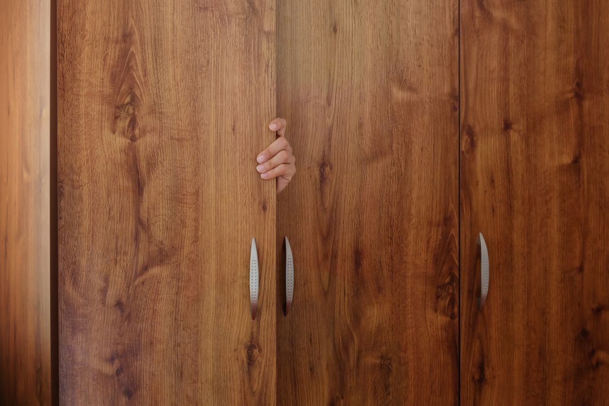 Der Mann versteckte sich in einem Schrank.