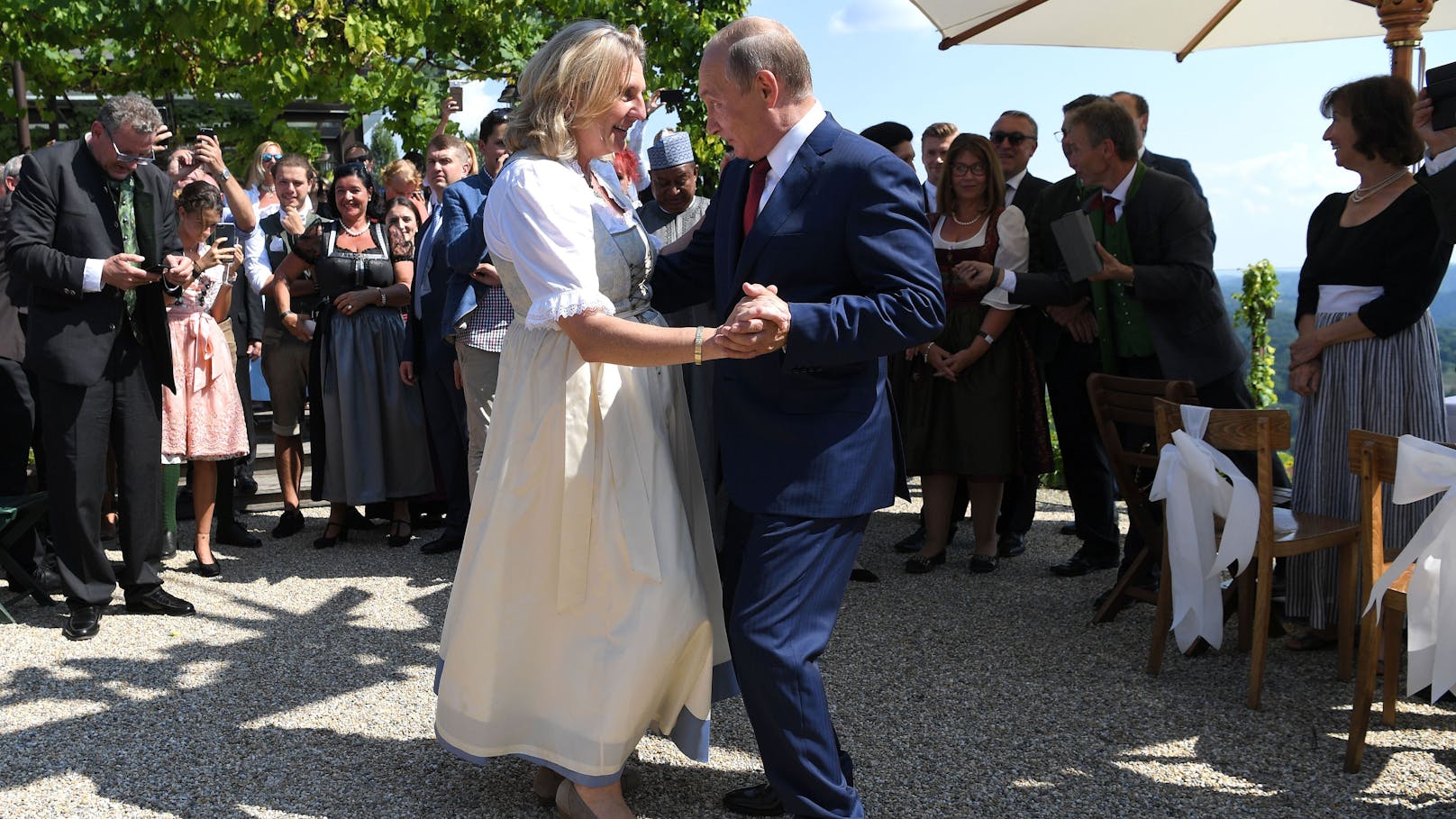 Ex-Außenministerin Karin Kneissl und der russische Präsident Wladimir Putin bei der Hochzeit der Ex-Außenministerin.