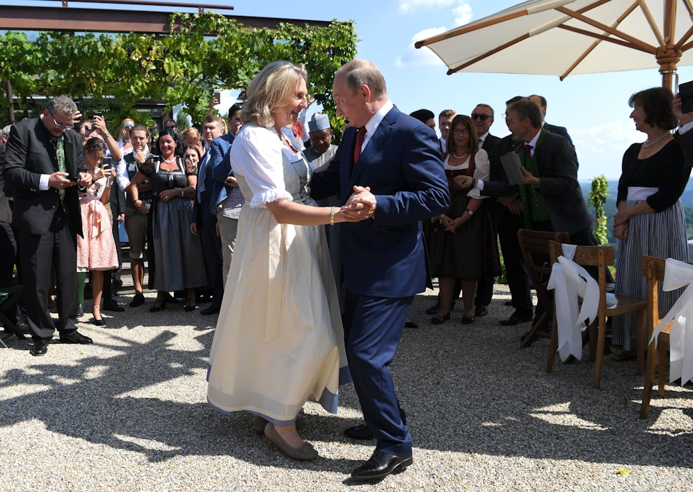 Ex-Außenministerin Karin Kneissl und der russische Präsident Wladimir Putin. 