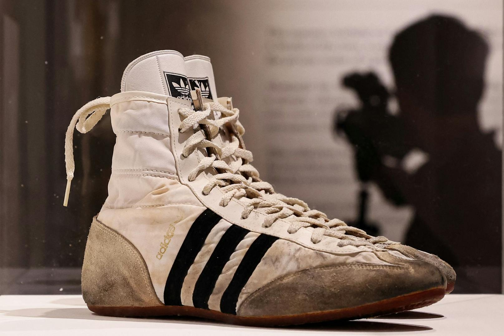 Auch die von Freddie Mercury getragenen High-Top-Sneakers von Adidas sind Teil der Ausstellung.