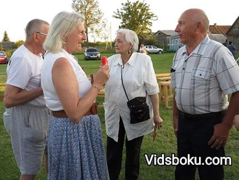 Karin Kneissl umgeben von anderen Zuschauern.