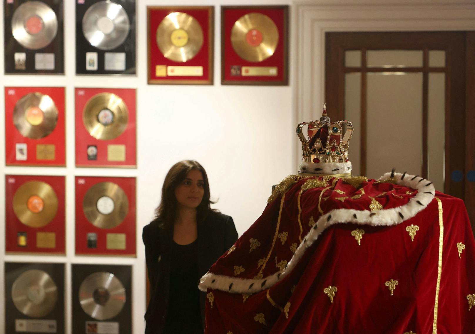 Auch Freddie Mercurys charakteristische Krone und sein Umhang sind ausgestellt.