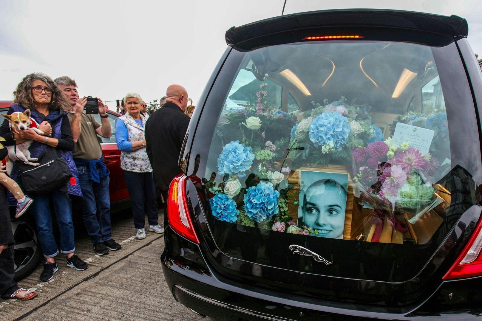 Hunderte Fans nehmen rührend Abschied von Sinead O'Connor
