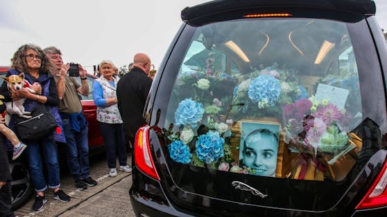 Knapp zwei Wochen nach dem Tod von Sinead O'Connor haben hunderte Menschen in ihrer Heimat Abschied von der irischen Sängerin genommen.
