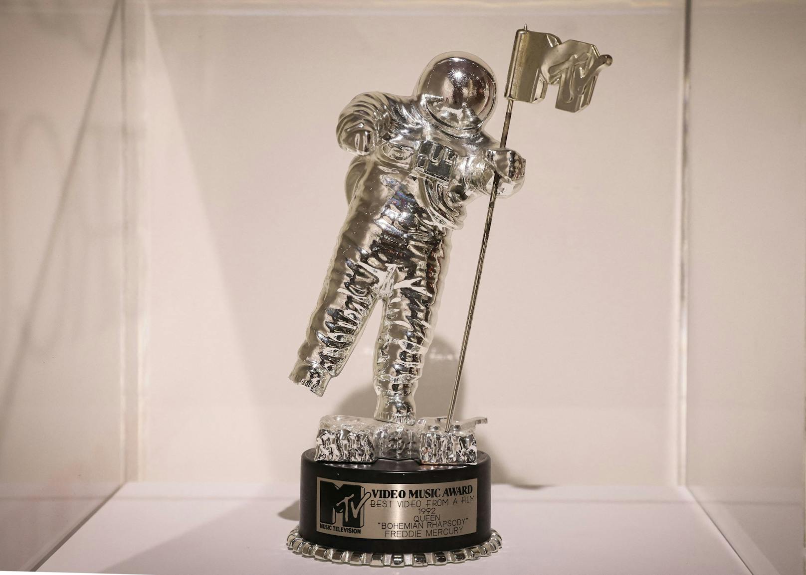 Auch der MTV Music Video Award für das beste Video aus einem Film, gewonnen von Freddie Mercury für Bohemian Rhapsody in Wayne's World, ist zu sehen.