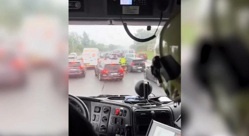 Frustrierende Szenen für die Freiwillige Feuerwehr Ort auf der A8: Die Lenker schaffen es offensichtlich nicht, eine Rettungsgasse zu bilden.