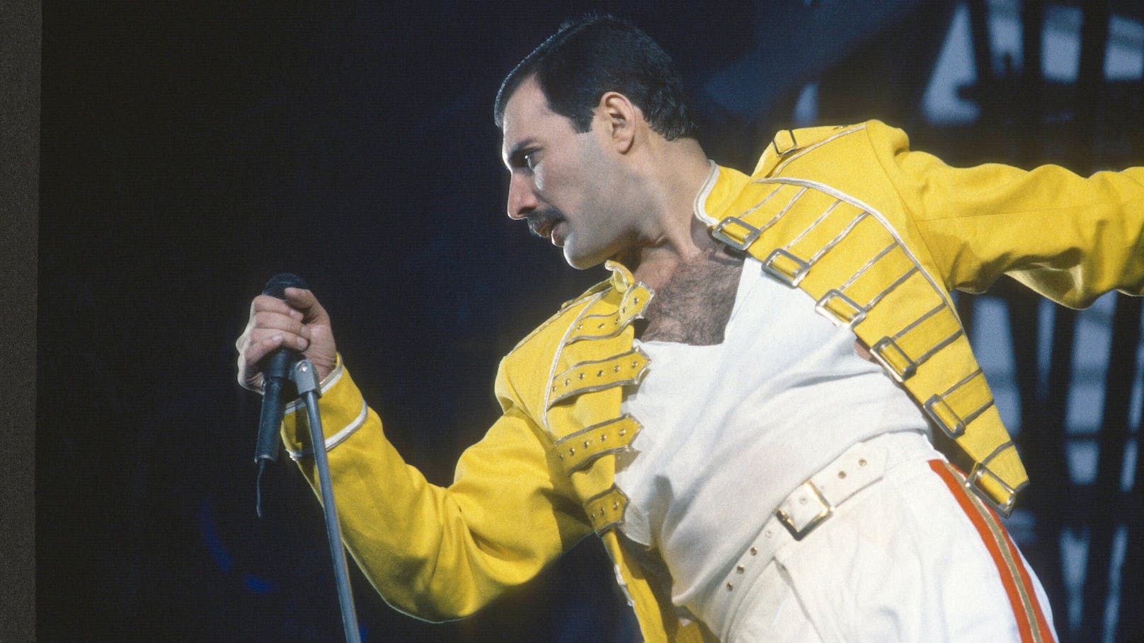 Freddie Mercury beim Queen Konzert am 01. Januar 1986 in London.