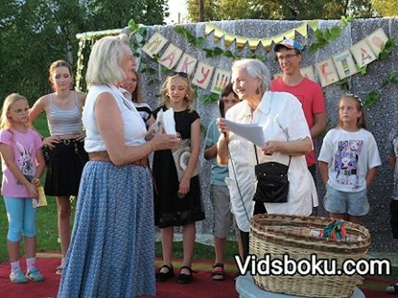Ex-Außenministerin Karin Kneissl auf einer Party in Petrushovo.