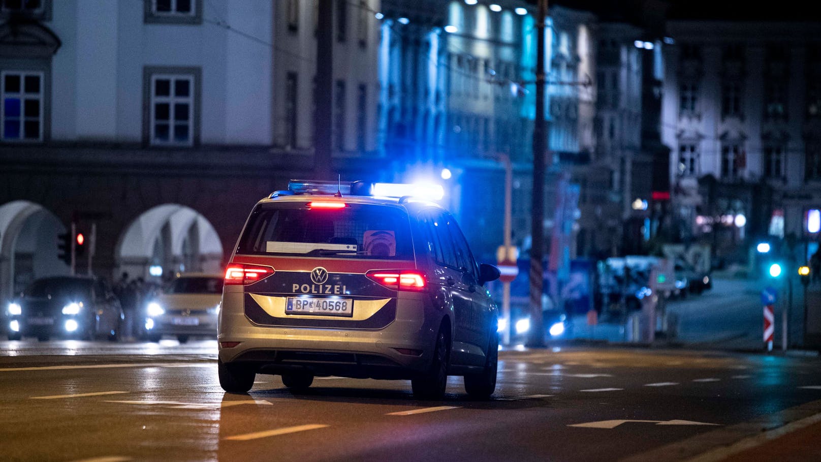 Mann sieht Polizist in Wien und läuft sofort davon