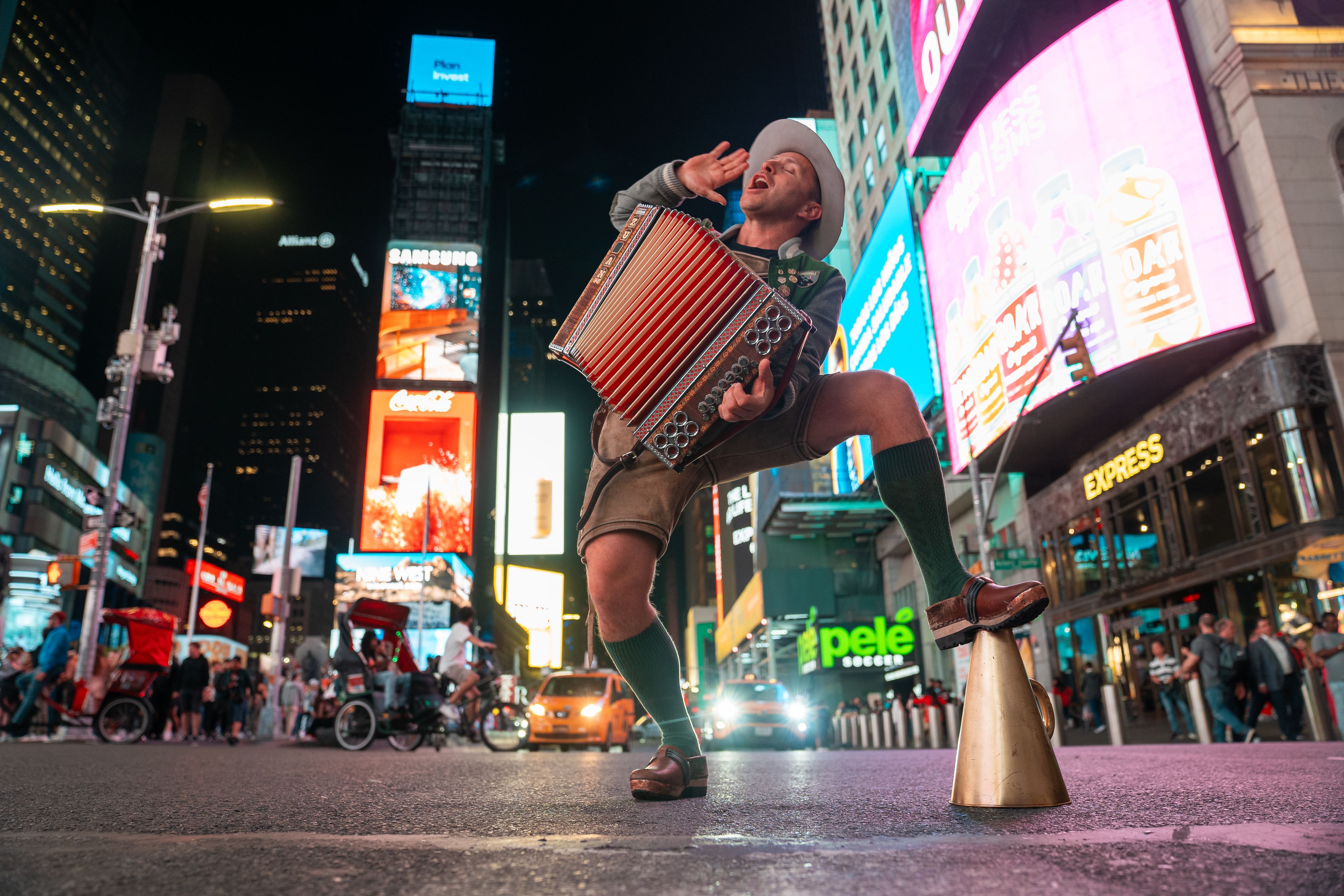 Thomas Reitsamer in Jodel-Pose am berühmten Times Square in New York
