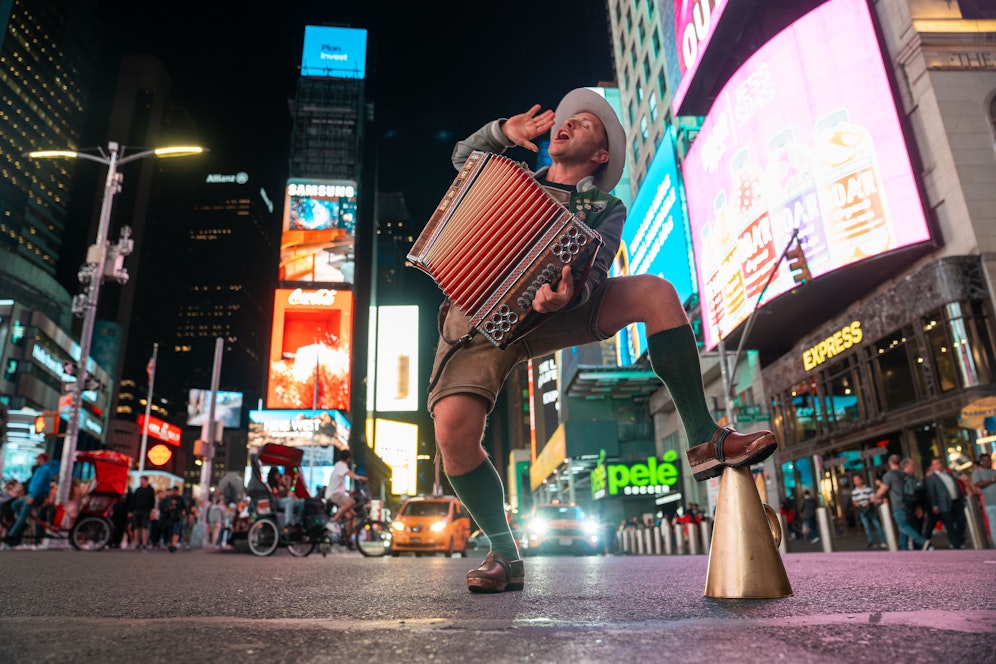 Thomas Reitsamer in Jodel-Pose am berühmten Times Square in New York