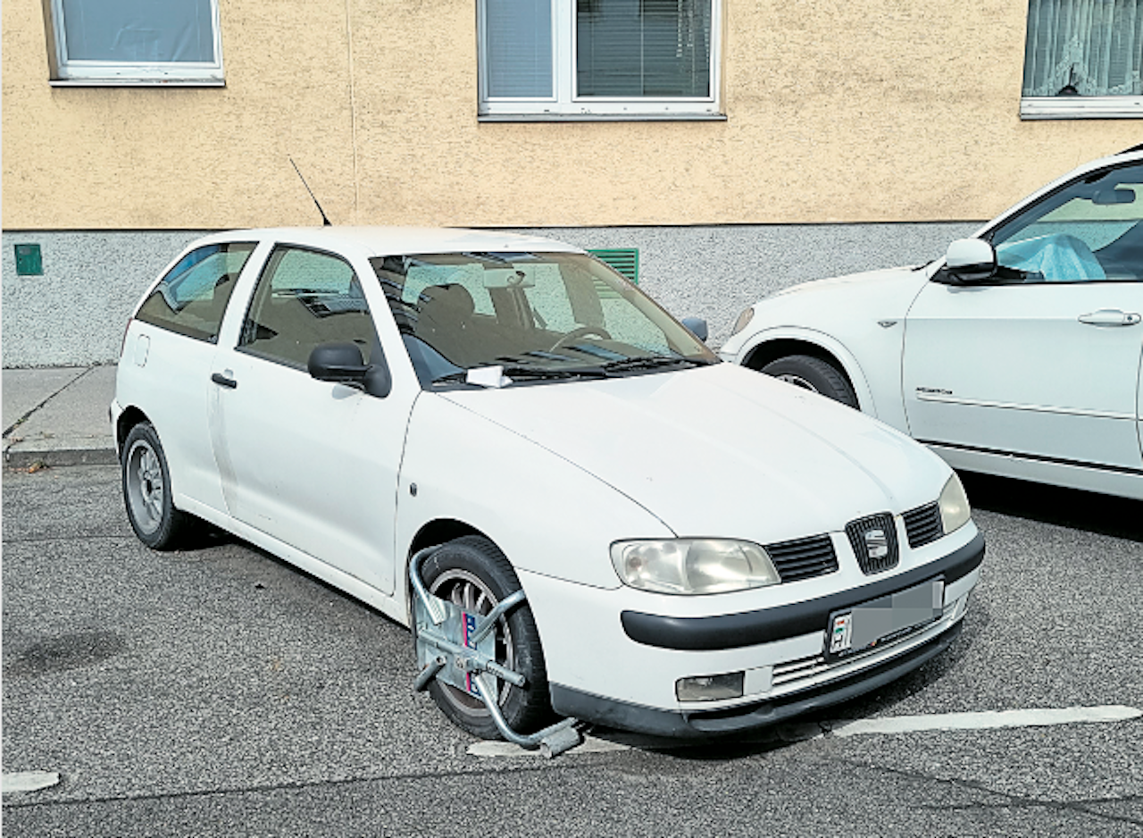 Heute.at - Ungarischer Seat blockiert seit 6 Monaten Parkplatz in Wien