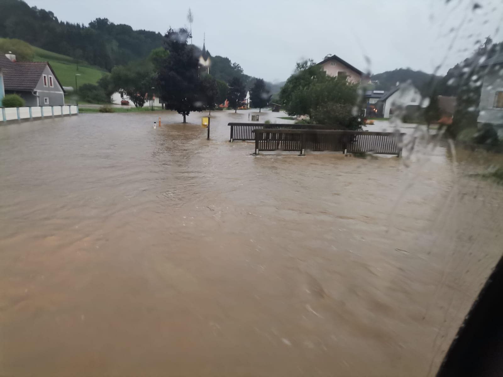 Auch Maierdorf bei Gnas ist komplett überflutet.