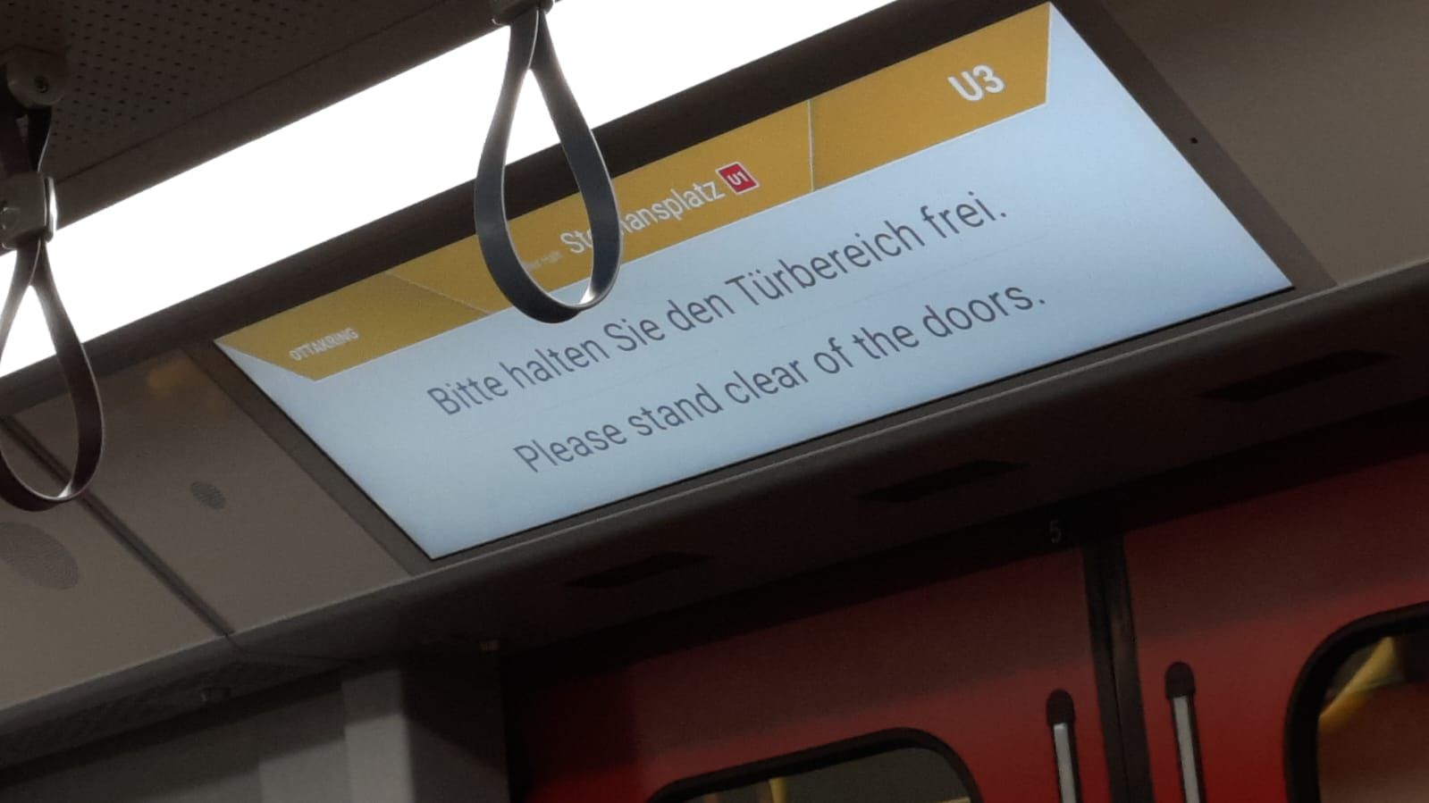Die Bildschirme über den U-Bahn-Eingängen begeistern die Öffi-Fahrgäste.