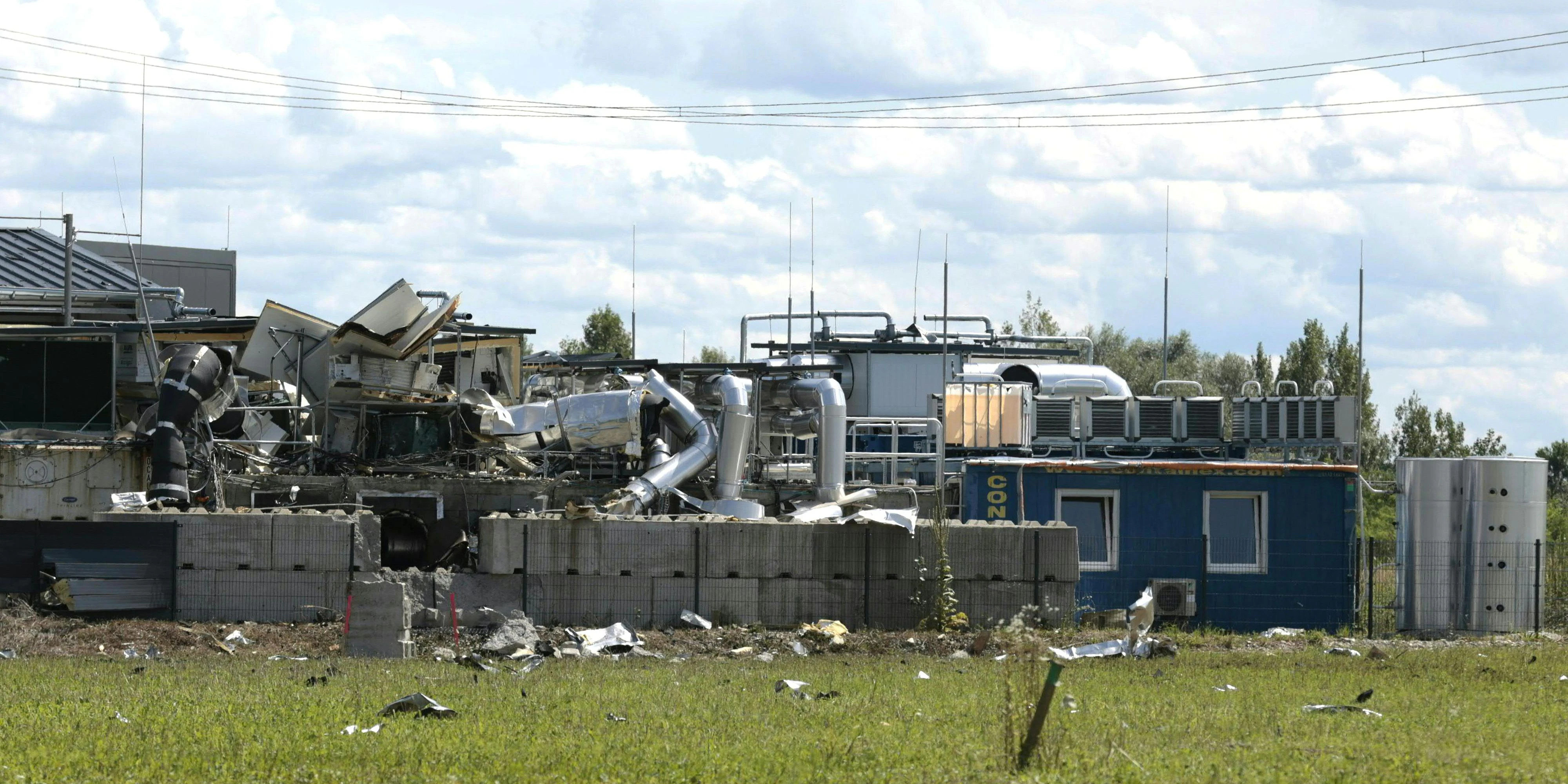 Die Pyhrnautobahn (A9) zwischen den Abfahrten Leibnitz und Wildon in der Steiermark am Dienstag für den kompletten Verkehr in beide Richtungen gesperrt worden. Es bestehe Explosionsgefahr. Ein Wasserstofftank soll explodiert sein.