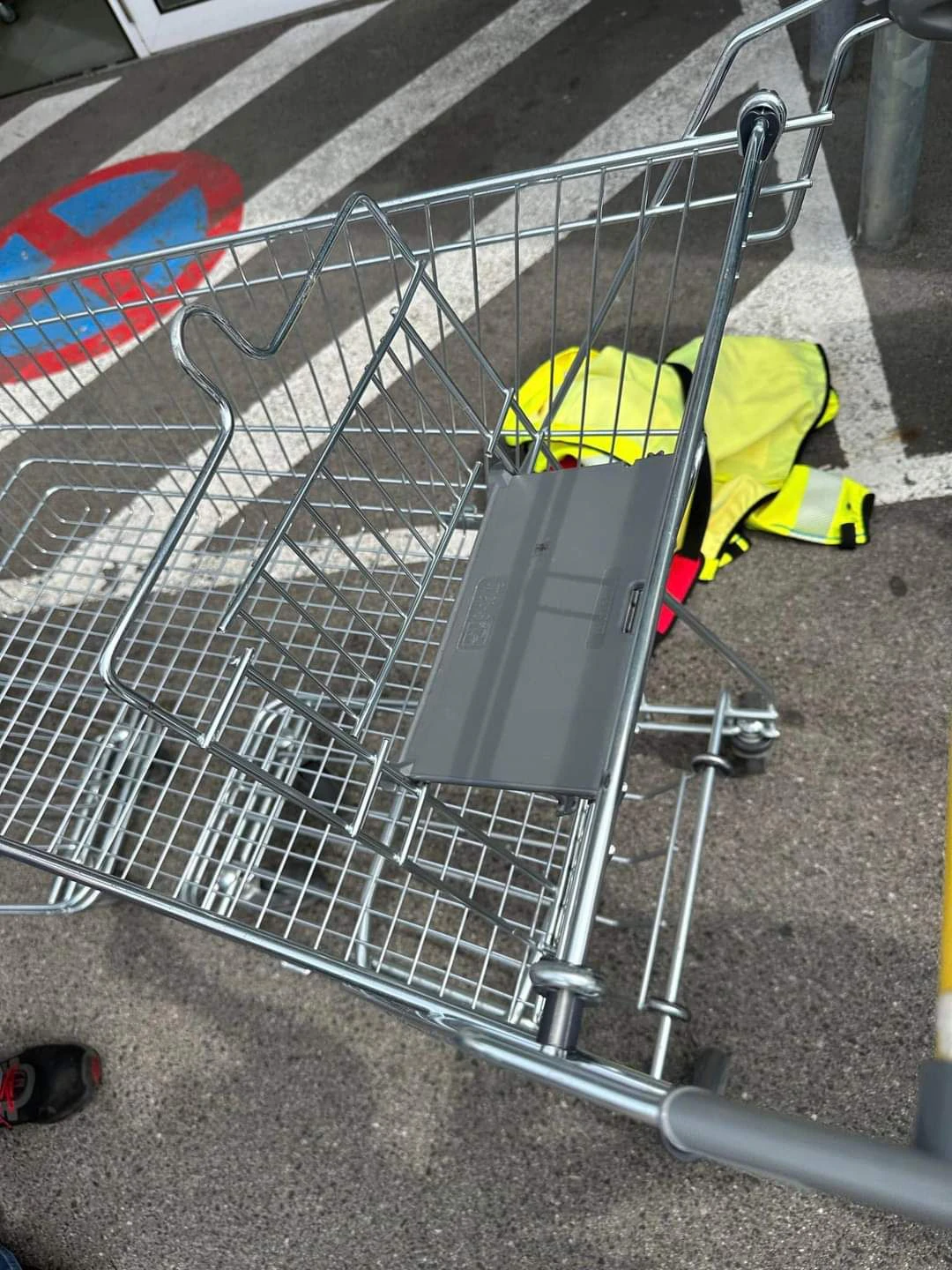Die Feuerwehr konnte den Bub aus dem Einkaufswagen befreien.