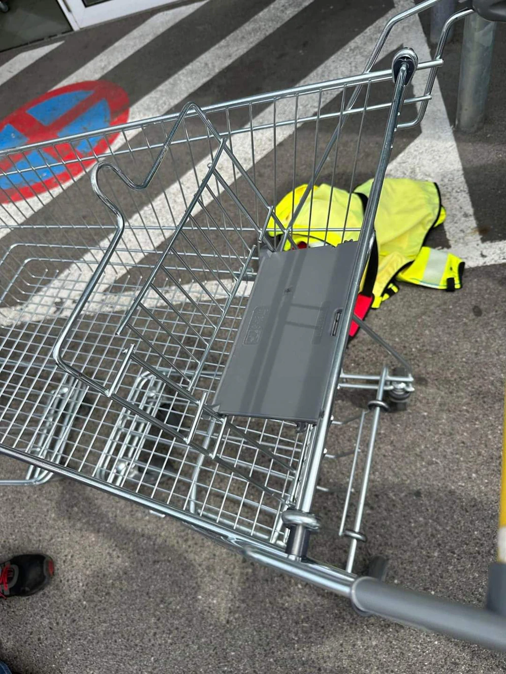 Die Feuerwehr konnte den Bub aus dem Einkaufswagen befreien.