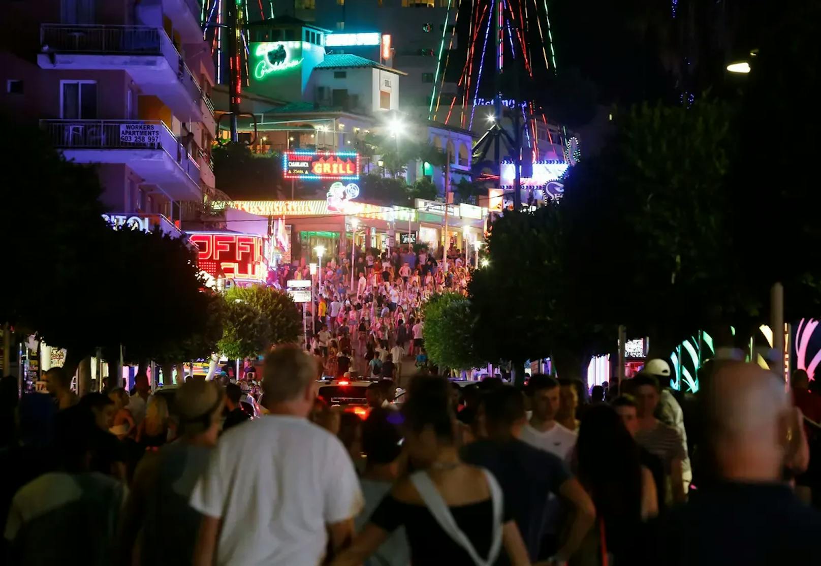 Der damals 18-jährige Schotte feierte auf der spanischen Ferieninsel Mallorca an einer Holi-Party.