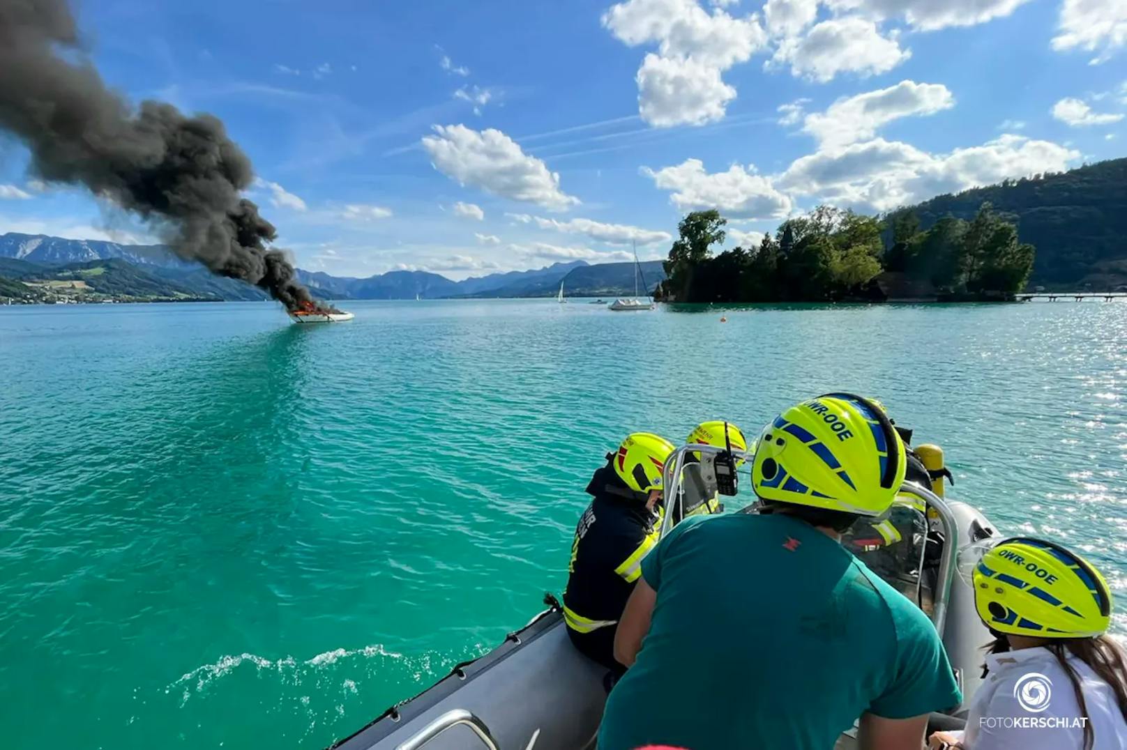 "Es raucht" – Yacht auf Attersee geht in Flammen auf