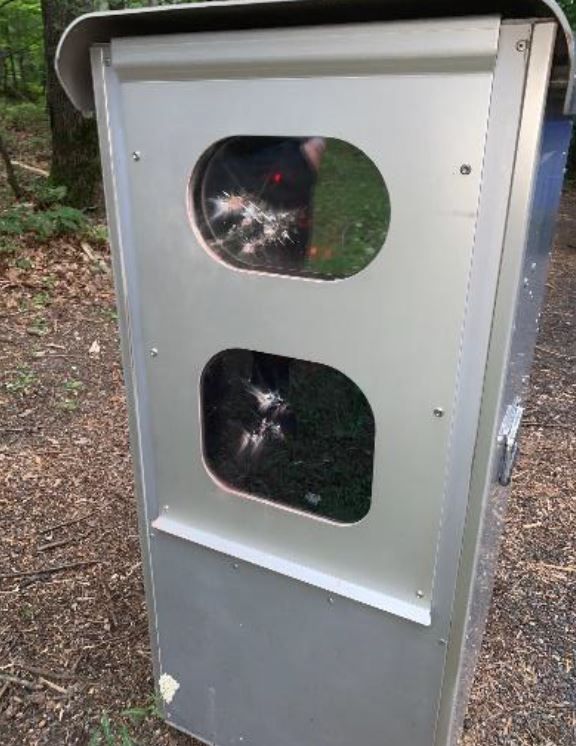 Die Polizeiinspektion Lockenhaus ermittelt wegen dieser beschädigten Radarbox. 