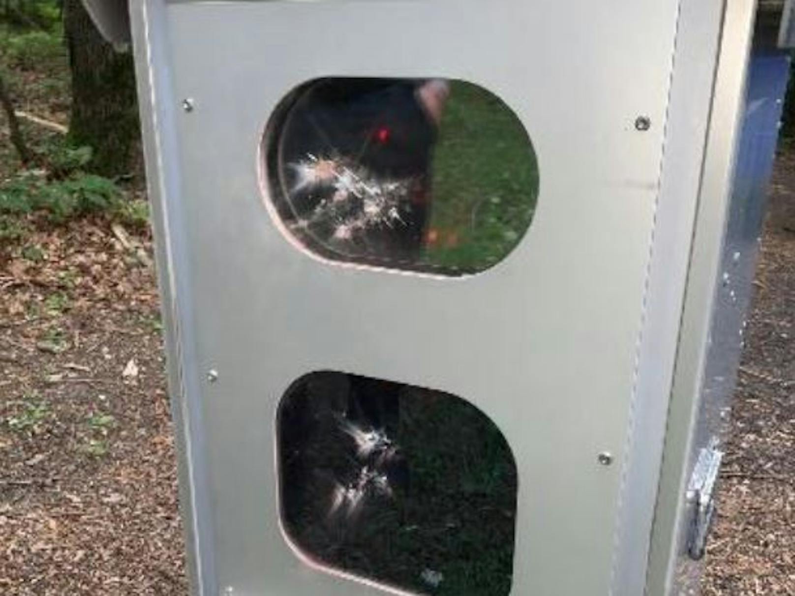 Die Polizeiinspektion Lockenhaus ermittelt wegen dieser beschädigten Radarbox. 